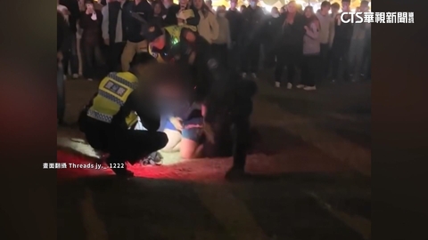 跨年夜「狀況頻傳」男坐地上不聽勸　被帶回警局