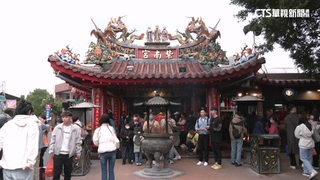 紫南宮元旦發錢母　湧入10萬人擠爆周圍巷弄.停車場