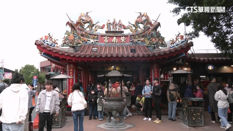【台語新聞】紫南宮元旦發錢母　湧入10萬人擠爆周圍巷弄.停車場