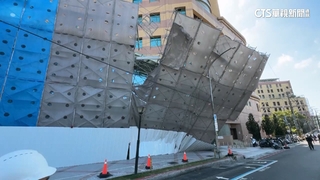 風太大！　台中榮總大片鷹架吹歪斜倒　險砸人行道