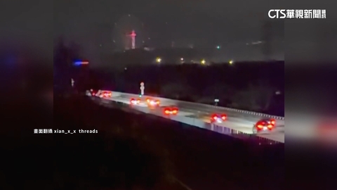 玩命！國道路肩停車整排為看煙火　警方鳴笛驅離