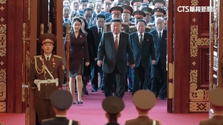 北韓官媒曝新照　金正恩攜愛女首赴太陽宮謁陵