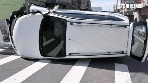 【台語新聞】嬤載兒孫「自撞消防栓」翻車　水柱噴湧.4人送醫