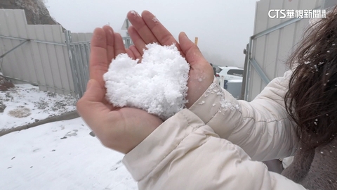 【台語新聞】銀白世界！　合歡山下冰霰夾雪　遊客嗨迎2026初雪