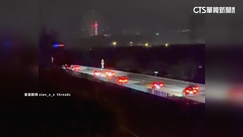 【台語新聞】玩命！國道路肩停車整排為看煙火　警方鳴笛驅離