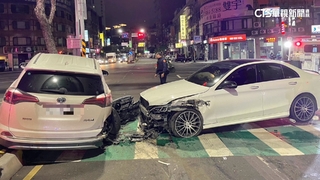 三重駕駛疑操作不慎！　直撞前車致橫卡分隔島上