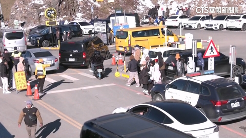 合歡山放晴沒下雪！　追雪車潮塞爆　民眾忙合照殘雪