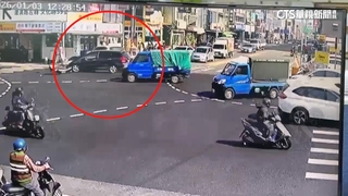 高雄2車相撞噴待轉區掃3騎士　路口鎖店也遭殃