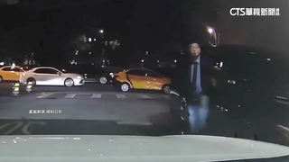 民眾直擊前立委座車「逆向違停」　邱毅挨轟稱：不知情
