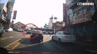 又是未禮讓！走斑馬線還遭撞　女慘摔怒敲窗理論