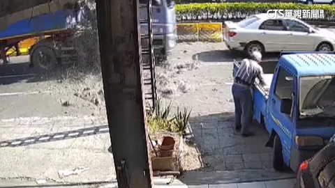 聯結車急剎「泥沙噴人.車」　再害騎士滑倒.恐挨罰1.8萬