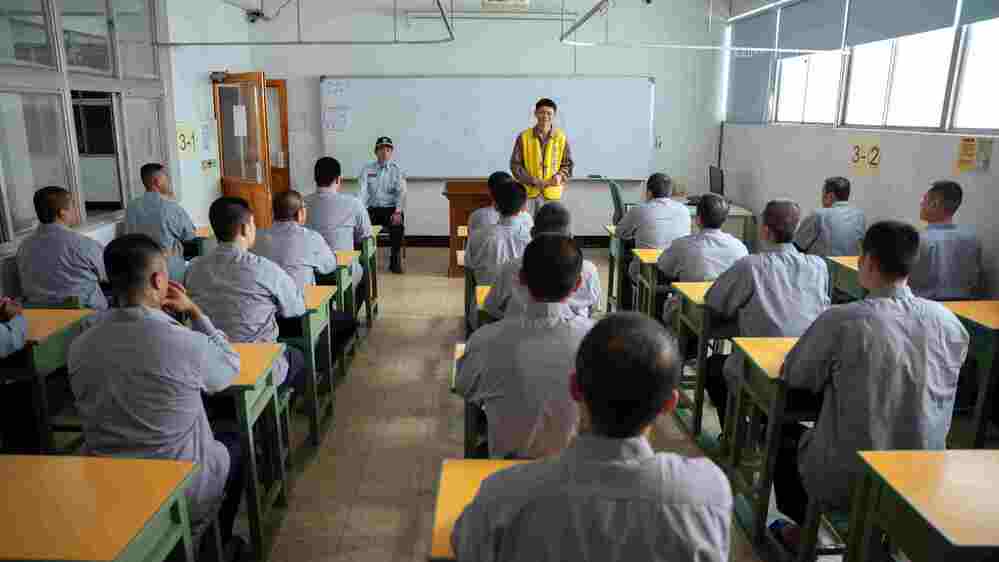 楊九如(黃鐙輝飾)與受刑人分享心路歷程