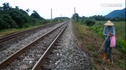 危險！阿伯撿蝸牛擅闖軌道漫步　警急把人帶離