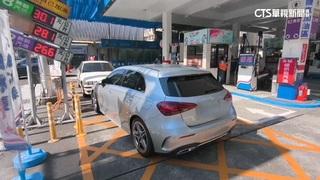 加油站洗車未往前開...員工探頭見男倒臥駕駛座急送醫