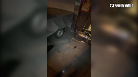 屏東驚險車禍！過彎打滑撞店又撞車　肇禍3人落跑