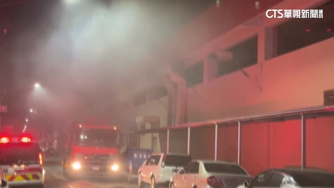 高雄大型量販店凌晨竄濃煙　警消到場幸無傷亡