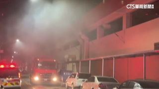 高雄大型量販店凌晨竄濃煙　警消到場幸無傷亡