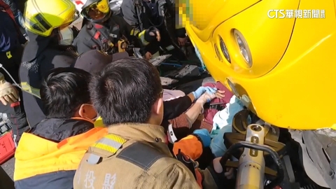 88歲婦卡公車頭車底　目擊者急用千斤頂救人