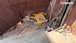 緊張誤踩油門？換車道追撞又衝店　娃娃機台噴飛