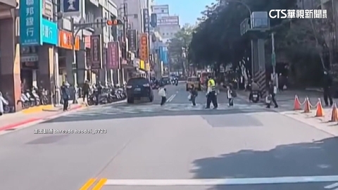國小前搶快闖燈　休旅車行經險撞飛過馬路學童