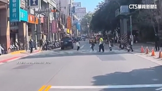 國小前搶快闖燈　休旅車行經險撞飛過馬路學童