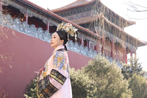 連戰媳婦路永佳自曝「有滿人血統」　赴北京穿旗服喊「格格變皇后」