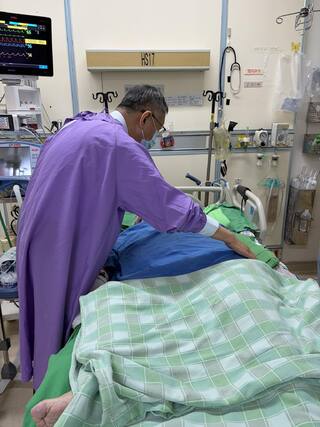 黃珊珊高齡母住進加護病房　柯文哲赴醫院探視