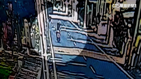 真「鴨霸」！騎士猝不及防遭飛撲　「頭遭重擊」就診