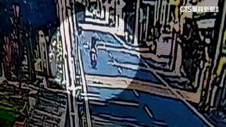 真「鴨霸」！騎士猝不及防遭飛撲　「頭遭重擊」就診