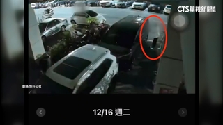 深夜警報聲響！72歲男「持大剪刀」尋仇　猛砸2車