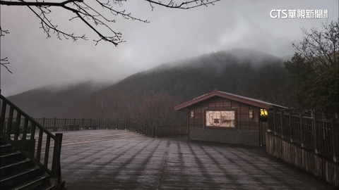 冷氣團發威！　太平山地面結霜.民眾湧烏來泡湯暖身