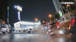 女騎士路中撿狗罐罐.遭疑闖燈轎車撞　駕駛趁亂肇逃