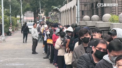 日本生甜甜圈插旗高雄！　民眾搶購交通亂象頻傳