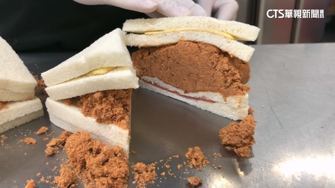 超狂！台南豆漿店「超厚肉鬆三明治」　網：無人能超越