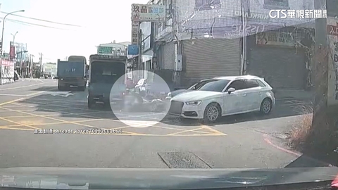 機車被撞倒！　2歲童險遭貨車輾　母嚇急拉女救命