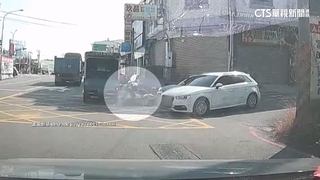 機車被撞倒！　2歲童險遭貨車輾　母嚇急拉女救命