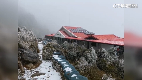 強冷氣團發威！高山降雪.清境下冰霰　追雪遊客興奮搶拍