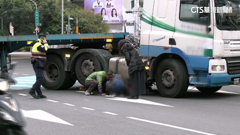 疑不熟路況違規右轉　單車婦遭撞捲拖板車底送醫亡