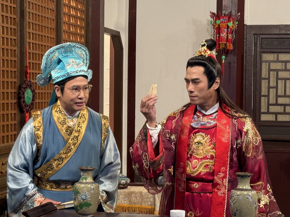 莊凱勛(右)飾陳世美反遭歐漢聲(左)調戲