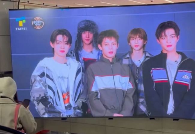 金唱片明天登場！CORTIS、LE SSERAFIM現身北捷　驚喜拍「台北歡迎影片」 | 華視新聞