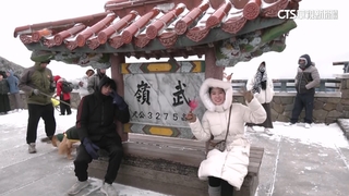 武陵農場絕美冰世界！　武嶺染銀白遊客追雪嗨翻