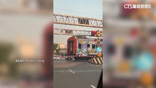 觀光列車卡平交道害誤點　台鐵：司機員操作不慎
