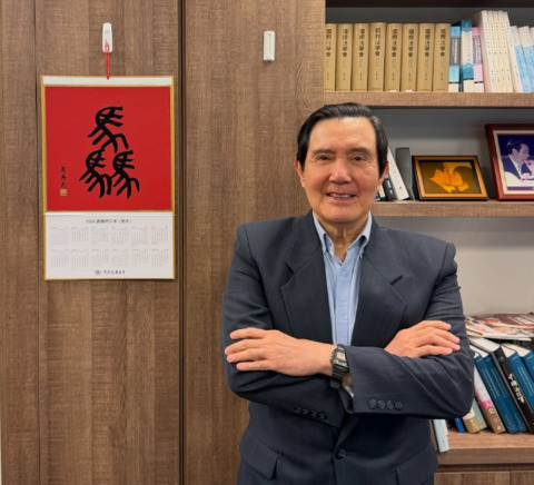 馬英九宣傳限量新年掛曆　背後驚見「夫妻放閃照」！網歪樓嗨翻