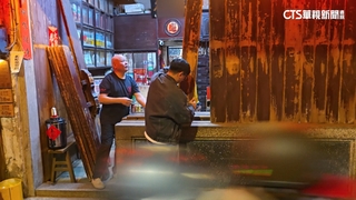 金門老藥房「打烊秀」吸睛！　「關店窗」吸遊客圍觀體驗