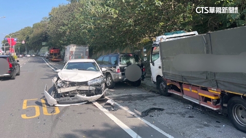 男自撞分隔島再撞2車　午休駕駛嚇：車被撞到拋起