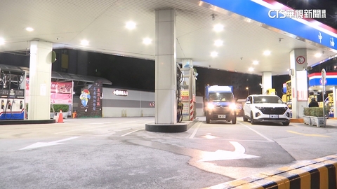 嚇人！男加油站點火波及運鈔車保全　攻擊警消遭壓制