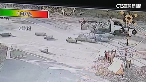 貨車載瓦斯罐疑未綁妥　平交道前驚險滾落一地