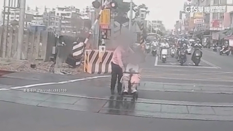 火車快來了！祖孫卡平交道　外送員.民眾協助救人