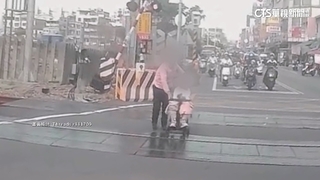 火車快來了！祖孫卡平交道　外送員.民眾協助救人