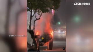 皮卡停路邊「自燃」冒火！　濃煙竄天際幸無人傷亡